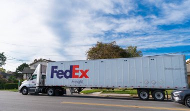 Chicago, ABD - 21 Ağustos 2024: Yolda FedEx konteynırlı kamyon. FedEx Şirketi, uluslararası kapsamı olan ABD merkezli bir lojistik şirketi. Federal Express, Lider şirkettir.