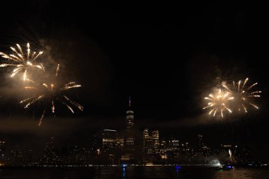 New York Manhattan havai fişekleri arifesinde. Manhattan 'da havai fişekler. New York 4 Temmuz Havai fişekleri. Flashing Fireworks ile New York City Skyline Manhattan. Bağımsızlık Günü