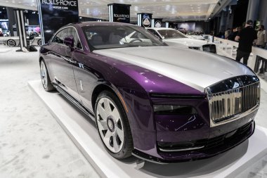 New York City, ABD - 27 Mart 2024: Rolls Royce Spectre modern lüks araba New York Uluslararası Otomobil Fuarı, köşe manzara.
