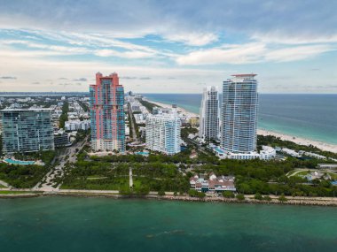 Miami güney plajının şehir manzarası. Miami şehir merkezinde modern gökdelenleri olan Florida. Havadan gökdelen manzarası. Miami Plajı 'ndaki gökdelenli şehir manzarası. Skyline marina havacılık şehir manzarası.