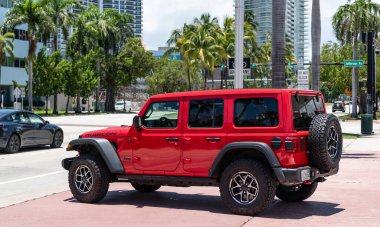 Miami Beach, Florida USA - Haziran 92024: 2018 Jeep Wrangler Rubicon 4x4 Miami Beach 'te kırmızıya boyandı. Jeep yaygın bir arazi aracı markasıdır. Yan görünüş. beyaz