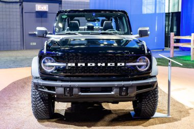 New York City, ABD - 27 Mart 2024: 2022 Ford Bronco SUV arabası New York Uluslararası Otomobil Fuarı, ön manzara.