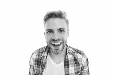 Arka planda neşeli bir milenyum selfie adamı. Stüdyoda milenyum selfie sanatçısı. Kareli gömlek giyen milenyum fotoğrafçısı. Bin yıllık selfie adamı beyazda izole edilmiş..