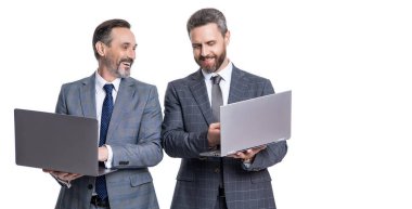 İş çevrimiçi. Serbest çalışan adamlar dizüstü bilgisayarda çalışıyor. Dizüstü bilgisayarlı takım elbiseli işadamları beyaza izole edilmiş. Uzaktan kumanda. İşadamları e-postayı kontrol ediyor. İşadamları serbest çalışıyor. Boşluk afişini kopyala.