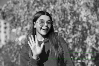 Gençlik modelinin sonbahar havası. Dışarıdaki parkta sonbahar yaprakları. Kız portresi. Sonbahar kızı güneş gözlüğü takıyor ve şık görünüyor. Sonbahar sezonu. Kız sonbaharda rüya görür. Merhaba..