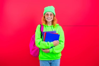 Pembe üzerine izole edilmiş genç bir kız. 1 Eylül. Bilgi ve eğitim. Okul eğitimi. Öğrenci hayatı. Üniversitedeki kız öğrenci. Okula dönelim. Bilgi toplama günü. Üniversitede eğitim. Ömür boyu öğrenme.