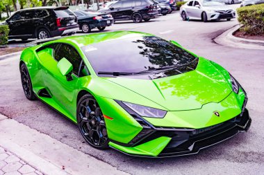 Miami Beach, Florida USA - 9 Haziran 2024 Lamborghini Huracan Tecnica Green Miami plajında. Lamborghini lüks bir İtalyan otomobil üreticisi.