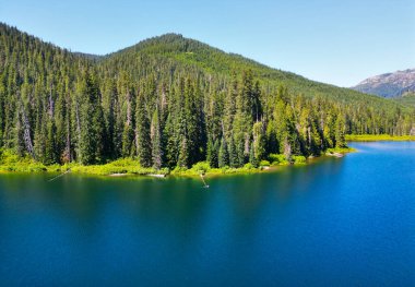 Cooper Gölü Dağı 'nın manzarası. Doğa manzarası. Washington Cascade Dağları 'ndaki Cooper Gölü. Cooper Gölü 'nün popüler doğa yürüyüşü. Cooper gölü ve dağ manzarası. Manzaralı manzaralar.