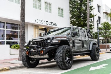 Miami Beach, Florida USA - 10 Haziran 2018 Jeep Gladyatörü Mojave 4x4 Witeat Ocean Drive Miami Beach. Jeep yaygın bir arazi aracı markasıdır. Yan görünüş. gri.