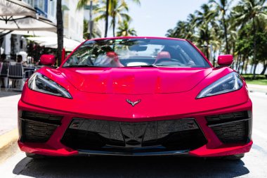 Miami Beach, Florida USA - 9 Haziran 2024: Chevy Corvette C8 3LT Ocean Drive Miami Beach. Kırmızı renkli Chevy Corvette 3LT. ön görünüm