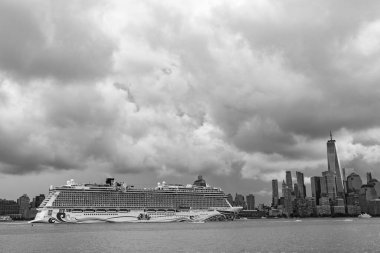 New York, ABD - 11 Temmuz 2023: New York 'ta Manhattan' ın yanında Norveçli Neşe Yelkenlisi yolcu gemisi. New York Manhattan 'ın Skyline' ı Hudson Nehri yolcu gemisi NCL 'de seyrediyor..