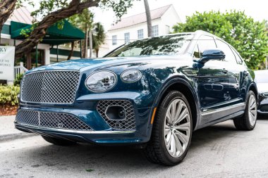 Miami Beach, Florida USA - 10 Haziran 2024 Bentley Bentayga Miami Beach Ocean Drive Caddesi. Blue Bentley Bentayga okyanus yolculuğunda.