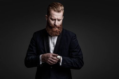 Dakik adam, nöbete geç kalma zamanını kontrol ediyor. Zarif saat aksesuarı. Dakik adam gri üzerinde izole zamanı kontrol ediyor. Erkek aksesuarı. Papyonlu beyefendi toplantıya geç kaldı. Boşluğu kopyala.