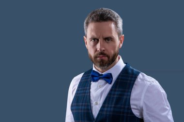 Yakışıklı garson adam smokin giyer. Şık smokin papyonu. Papyonlu garson servis yapmaya hazır. Garson. Smokinli erkek giysili adam Griler 'de izole edilmiş. Resmi erkek giyim sektöründe karizmatik bir adam. Boşluk afişini kopyala.