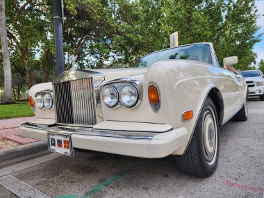 Miami Beach, Florida USA - 5 Haziran, 2024 Klasik İngiliz üstü açık arabası Rolls-Royce Corniche Ocean Drive Miami Drive