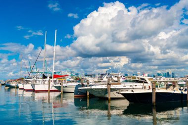 Miami sahilinde lüks bir yat. Miami Beach, Florida 'daki Marina' da. Lüks Güney Sahili marinası. Miami şehir limanında etkileyici bir yat teknesi var. Lauderdale Kanalı 'na demirlemiş lüks bir yat. Yat konforu.