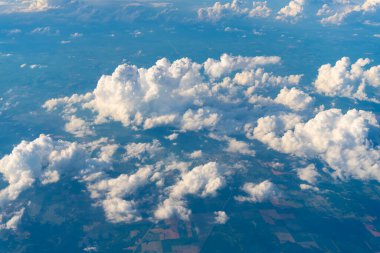 Gökyüzü bulutları. Mavi Cennet ve beyaz bulutlar. Yumuşak güneş ışığıyla beyaz bulutlu cennet. Pastel mavi gökyüzü arka planında bulutlar. Gökyüzü Manzarası Arkaplanı. Gökyüzü Bulutları Duvar Kağıdı.
