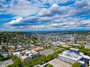Amerikan modern Seattle bölgesi. Metropolis şehir manzarasının mimarisiyim. Seattle manzarasının havadan görünüşü. Uzay iğnesinin hava manzarası. Panorama Havalimanı Seattle Şehri, Washington.