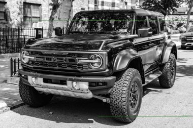 New York City, ABD - 05 Ağustos 2023 Ford Bronco Black Diamond SUV siyah, ön taraf manzaralı, park edilmiş.