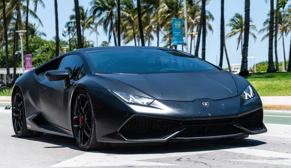 Miami Beach, Florida USA - 9 Haziran 2024 Lamborghini Huracan, Miami Beach Ocean Drive 'da siyahlara büründü. Lamborghini lüks bir İtalyan otomobil üreticisi.