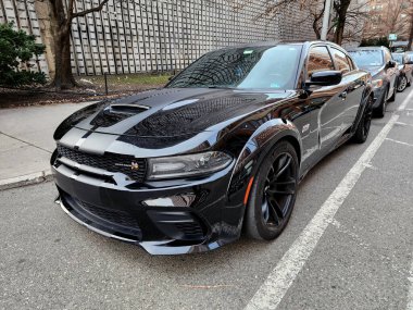 New York City, ABD - Mart 2024 Dodge Charger SRT Helkat otomotiv markalı araba, açılı manzara.