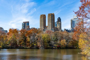 New York Central Park sonbahar sonbaharı. Parkta sonbahar manzarası. Sonbahar manzarası New York. Doğa New York 'ta sonbahar manzarası. Central Park 'ta sonbahar sezonu. New York 'un sonbaharında şehir manzarası.