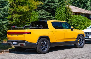 Seattle, WA, ABD -3 Temmuz 2024: Rivian R1t SUV önden ve yolcu tarafından elektrikli araç görüntüsü, park edilmiş. Rivian Otomotiv, Inc., ABD 'li elektrikli otomobil üreticisi.