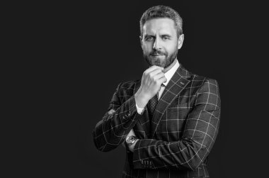 Stüdyoda resmi kıyafet giyen gülümseyen bir iş adamı. İş adamının resmi giysiler giydiği fotoğraf. Takım elbiseli iş adamı. Kırmızı arkaplanda resmi kıyafet işadamı izole edildi.