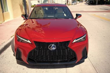 Miami Beach, Florida USA - 13 Nisan 2021: Red Lexus RC 200t, ön manzara. lüks spor araba.