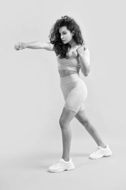 Fitness atleti halter egzersizini stüdyoda halterle yapar. Fitness sporcusu halter egzersizi yapar. Sarı arka planda izole halde. fitness ve spor.