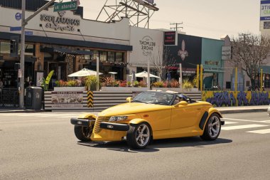 Long Beach, Kaliforniya ABD - 31 Mart 2021: Sarı Chrysler Plymouth Prowler 'ın klasik arabası.