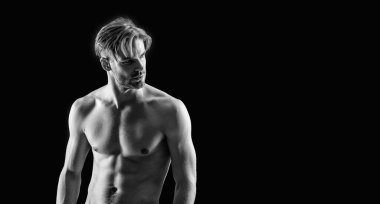 Fotokopi alanı olan maço kaslı adamın fotoğrafı. Siyah arka planda izole olmuş kaslı maço adam. Stüdyoda kaslı maço bir adam var. Kaslı, maço bir adam..