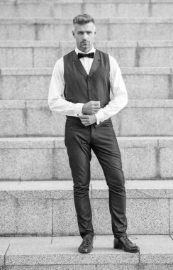 Resmi giysili beyaz bir adam. Erkekler için resmi moda. Resmi takım giyen zarif bir adam. tam uzunluk.