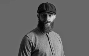 Yakışıklı İrlandalı adamın portresi. Ciddi yüzlü sakallı adam. Bıyıklı, sakallı, sakallı, sakalsız bir adam..