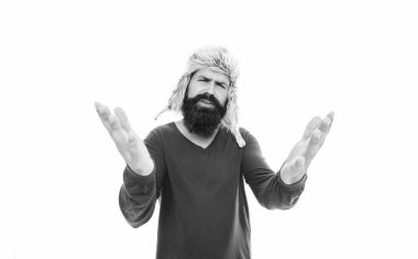 Kulak kepli, sakallı, olgun bir adam. sakal bakımı. Hipster beyazda izole edilmiş. Bıyıklı, kendine güvenen adam kalın bir şapka takıyor. Erkek kış modası. Erkek güzelliği. üzgün sakallı adam portresi.