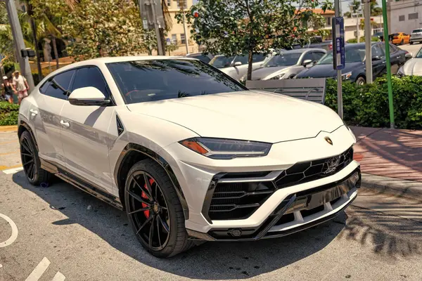 Miami Beach, Florida ABD - 14 Nisan 2021: beyaz Lamborghini Urus Sedan, ön köşe manzaralı. Lüks spor araba..