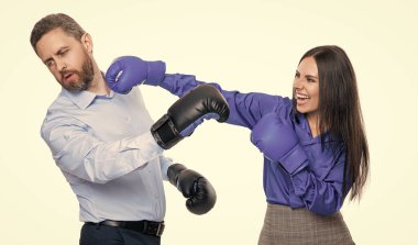 İş adamları savaşmaya hazır. İş rekabeti. Beyazlara izole edilmiş boks eldivenli iş adamları. İş rekabeti. İş ortakları arasındaki şirket rekabeti. İş yerinde hata.