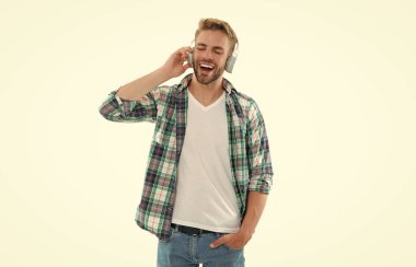 Stüdyoda müzik dinliyoruz. Müziği dinle. Beyazların izole edilmiş müziğini dinle. Adam arka planda müzik dinliyor.