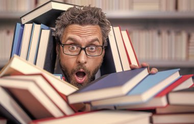 Okulda edebiyat öğretmeni ve kitap. Bilgi günü. Okul sınavına hazırlan. Çok çalışan milenyum öğrencileri kitap okurken şok oldum. Kitapçıda ya da okul kütüphanesinde kitap okuyan çok çalışan bir erkek öğrenci..