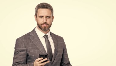 İş mesajlaşması. İnternet işi. Takım elbiseli bir iş adamı telefon kullanır. Blogda iş adamıyla mesajlaşıyorum. İletişim. Telefondaki mesajlaşan iş adamı beyazdan izole edilmiş. Çevrimiçi müzakereler.
