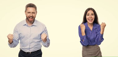 İş başarısı kutlaması ve eğlence. Başarılı bir iş anlaşmasından sonra şirket partisi. Başarılı bir şekilde bağıran iş adamları beyazların izole ettiği anlaşmayı kutluyorlar. İş adamları eğleniyor.