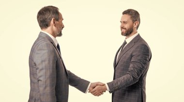 Başarılı bir iş anlaşmasından sonra el sıkışan iki işadamı. İş birliği ve ortaklık. İş adamları işbirliği yapıyor. Beyazlar izole edilmiş durumda. İşbirliği başarısı. Aramıza hoş geldin..