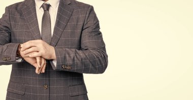 Dakik iş adamı gri zamanı kontrol ediyor. İş için son gün. İş hayatına geç kalan bir iş adamı. Zaman yönetimi. Dakik adam, nöbete geç kalma zamanını kontrol ediyor. Boşluğu kopyala.