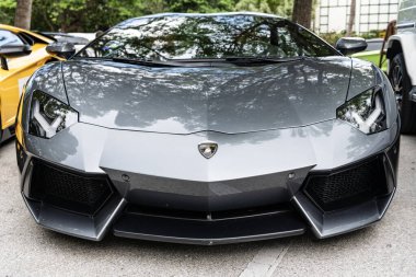 Miami Beach, Florida USA - 9 Haziran 2024 L2022 Lamborghini Aventador LP 780-4 Ultimae metalik gri Miami plajında. Lamborghini lüks bir İtalyan otomobil üreticisi.