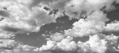 Bulutlu gökyüzü. Bulutlu gökyüzü arka planı. Gökyüzü arkaplanı bulutlu. Gökyüzünde bir bulut. Bulutlu arka plan. Bulutlu kasvetli bir gökyüzü. gökyüzü ve bulutlu manzara.