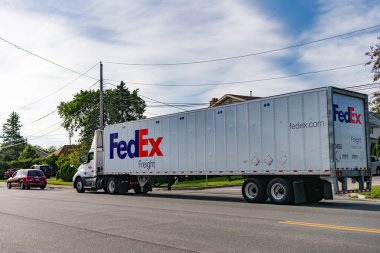 Chicago, ABD - 21 Ağustos 2024: Yolda FedEx konteynırlı kamyon. FedEx Şirketi, uluslararası kapsamı olan ABD merkezli bir lojistik şirketi. Federal Express, Lider şirkettir.