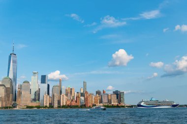 Manhattan 'da gemi turu. New York Manhattan 'ın Skyline' ı Hudson Nehri yolcu gemisiyle seyahat ediyor.