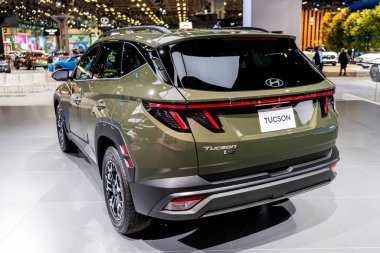 New York City, ABD - 27 Mart 2024: 2025 Hyundai Tucson zeytin yeşili araba New York Uluslararası Otomobil Fuarı, nadir manzara.
