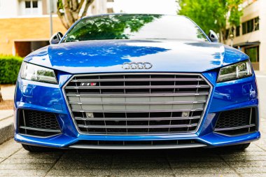 Seattle, ABD - 22 Temmuz 2024: 2016 Audi TTS Coupe açık hava manzaralı. Sokaktaki Audi TTS coupe. Audi TTS 'nin lüks arabası. Audi bayiliği.