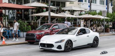 Miami Beach, Florida USA - 6 Haziran 2024: 2018 Maserati GranTurismo White Miami plajında. Maserati GranTurismo okyanus yolculuğunda..